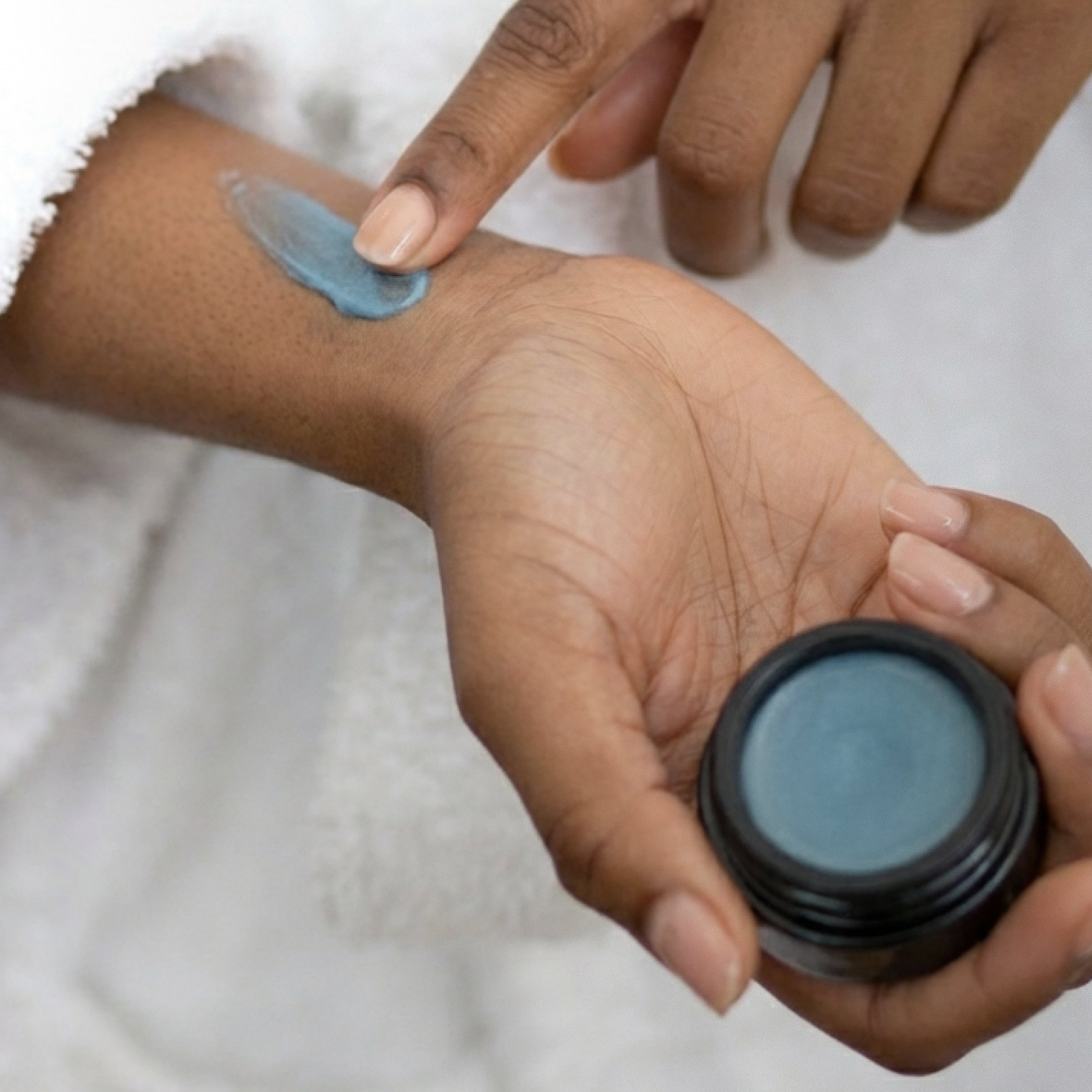 Applying Skin Recovery Concentrate from de Mamiel